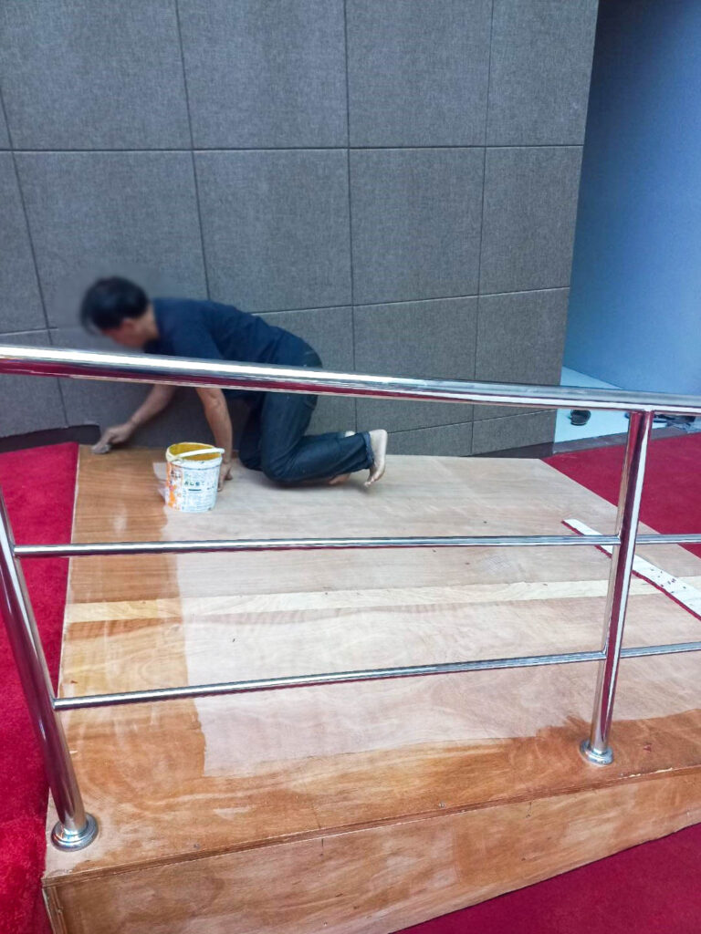 ภาพถ่าย: ขั้นตอนทากาวบนพื้นเอียงที่ต้องใช้ความชำนาญและสมดุลสูง