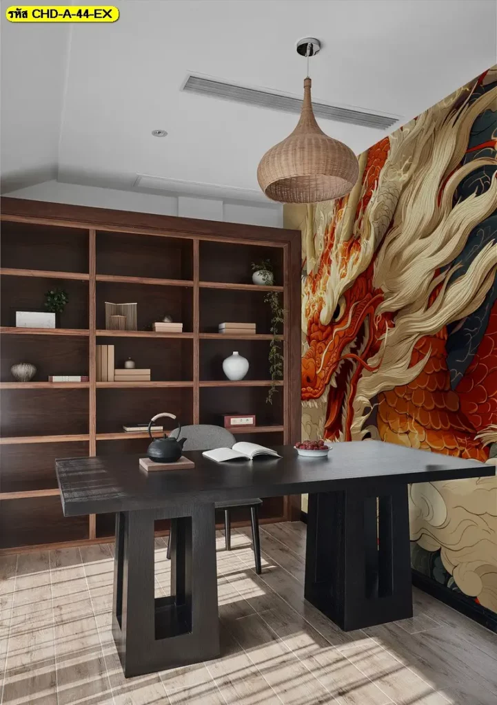 ภาพมังกรเสริมโชคลาภเป็นงานที่มีพลังและรายละเอียดสูง การจัดองค์ประกอบให้สอดคล้องกับขนาดผนังช่วยให้ภาพดูสง่างาม ไม่อัดแน่น และไม่ขาดช่วงของเส้นสาย
