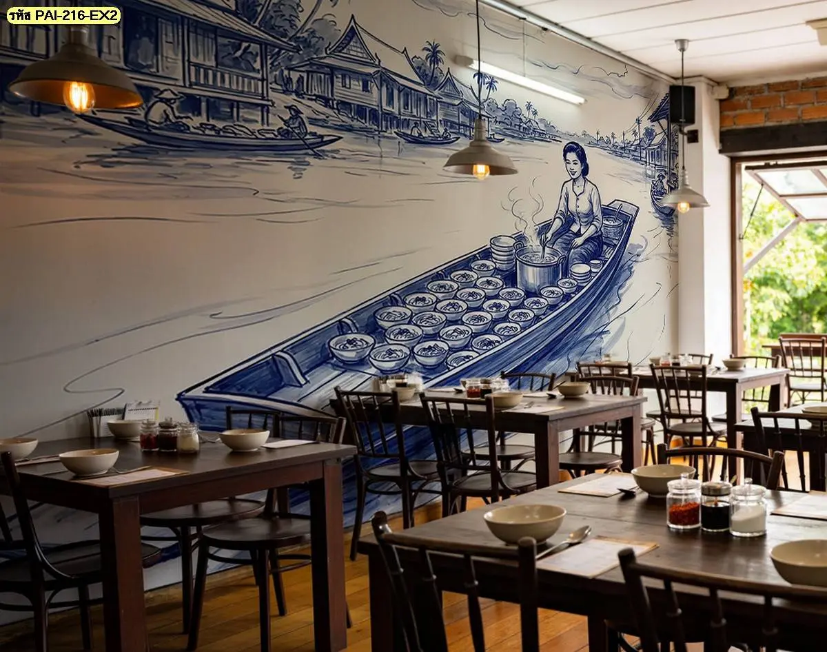 วอลเปเปอร์ติดผนังลายเส้นสีน้ำเงินขาวภาพเรือขายก๋วยเตี๋ยวและบ้านไม้ริมน้ำ ตกแต่งบนผนังห้องรับประทานอาหารที่มีโต๊ะไม้และโคมไฟแขวน