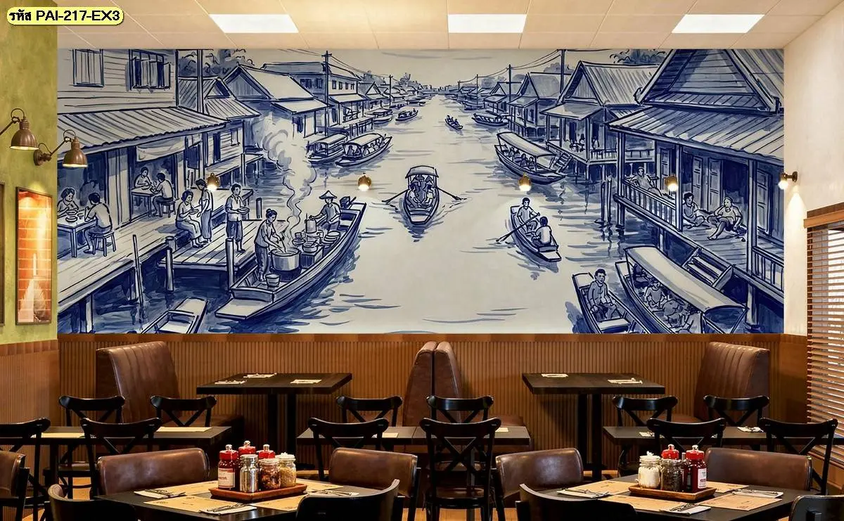 ภาพวาดฝาผนังลายเส้นสีน้ำเงินขาวภาพวิถีชีวิตชุมชนริมน้ำและเรือพาย ตกแต่งบนผนังไม้ในโซนโต๊ะอาหารโทนสีเข้ม