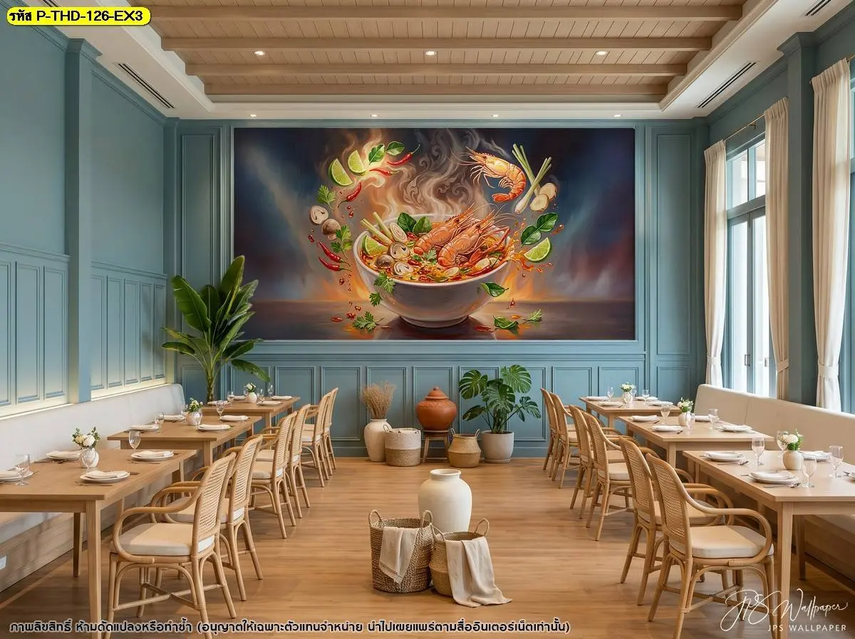 วอลเปเปอร์ติดผนังลายต้มยำกุ้ง ภายในกรอบ ตกแต่งภายในร้านอาหารที่มีบรรยากาศหรูหรา มีโต๊ะอาหารตั้งเรียงราย
